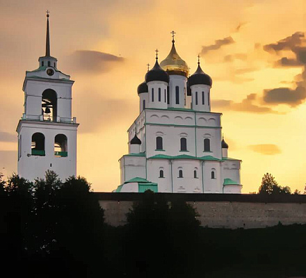 Die Liturgie für die Jugend wird nachts im Pskow-Kreml serviert
