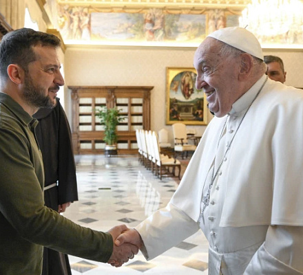 Папа Франциск и Зеленский проводят четвертую встречу с начала российско-украинской войны