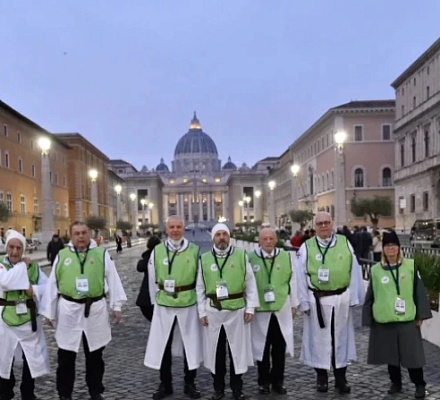 Воссозданные рыцари-тамплиеры оказывают помощь паломникам 2025 Юбилея