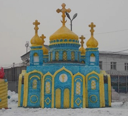Eine Kopie der Kathedrale Christi des Erlösers aus Schnee wurde in einer Justizvollzugsanstalt in Kusbass gebaut