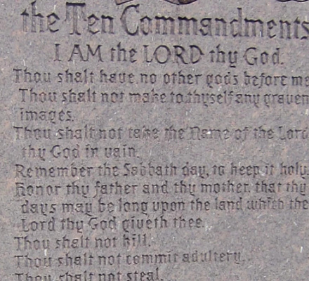 Федеральный судья блокирует закон Луизианы, обязывающий размещать десять заповедей в школьных классах