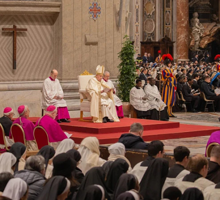 Папа Франциск призывает посвященных религиозных деятелей быть "носителями света" в условиях современных вызовов