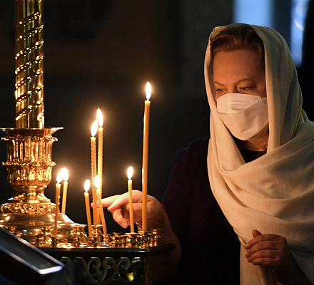 Hygienemaßnahmen in orthodoxen Kirchen, bis sie geschwächt sind