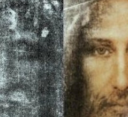 Das volumetrische Gesicht des Erretters erschien in der Nische des Kreuzes in einem Dorf in der Region Lemberg