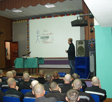 In Haftanstalten können Sie die Sonntagsschule persönlich oder aus der Ferne abschließen