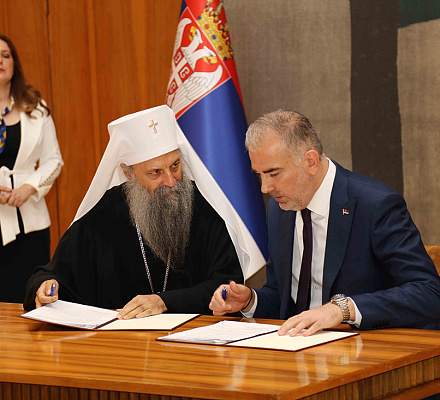 Патриарх Порфирий подписал соглашение о стипендиях для студентов духовных факультетов и академий