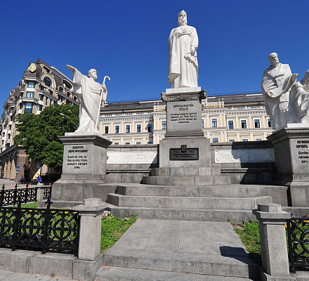 Великая княгиня Ольга, апостол Андрей Первозванный, святые Кирилл и Мефодий. Скульптурная композиция в Киеве