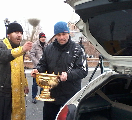 Как и зачем освящают автомобили