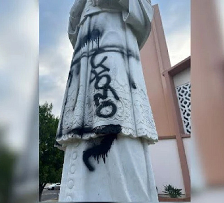 Католическая церковь в Лос-Анджелесе неоднократно подвергалась актам вандализма в результате возможного "преступления на почве ненависти