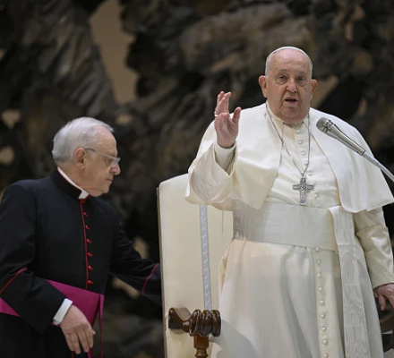 Папа Франциск предостерегает от сплетен и прославляет семейную жизнь в рождественских посланиях Ватикана