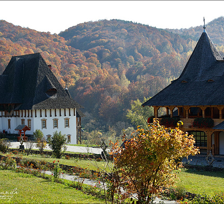Wie aus einem Märchen. Barsana-Kloster in der Maramures-Region, Rumänien