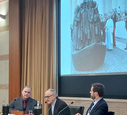 Почему кардинал Черни и скульптор Тимоти Шмальц привезли "Ангелов без сознания" в Ватикан