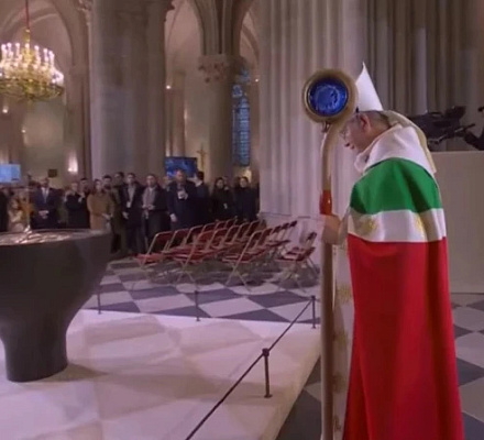 Первая месса в восстановленном соборе Нотр-Дам