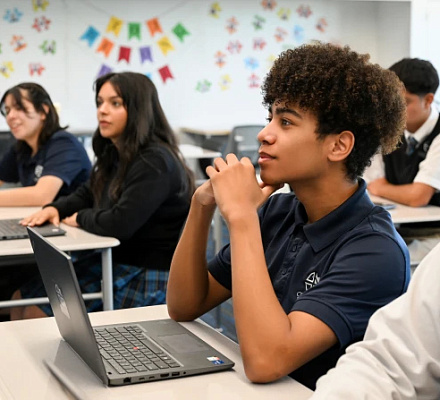 Преобразующая" католическая программа подготовки к поступлению в колледж для семей с низким доходом