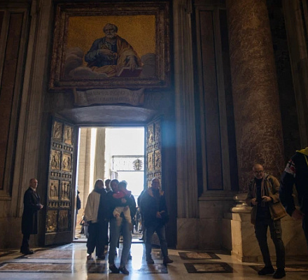 Более 500 000 человек проходят через Святые двери Святого Петра после открытия Рождества