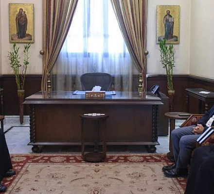 Патриарх принимает директора по связям с церковью британской организации Tearfund