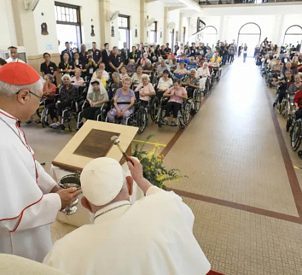 Папа Франциск завершает апостольскую поездку, общаясь с пожилыми людьми и молодежью Сингапура