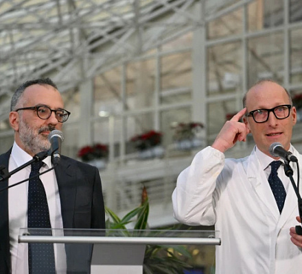 Папа Франциск "хрупок и не вне опасности", говорят врачи