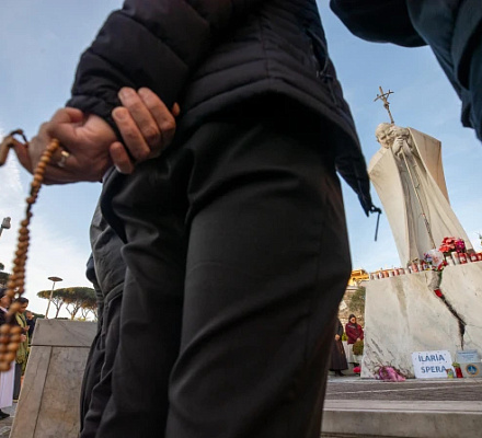 LIVE UPDATES: Состояние Папы Франциска "остается стабильным", сообщил Ватикан в понедельник вечером