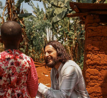 "Такой мощный": Джонатан Руми о спонсорстве африканских детей через католическую благотворительную организацию