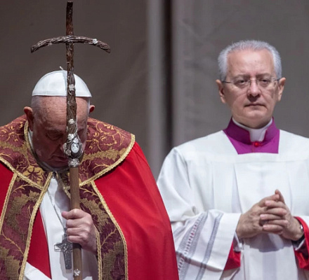 Папа Франциск совершает мессу по более чем 120 усопшим кардиналам и епископам