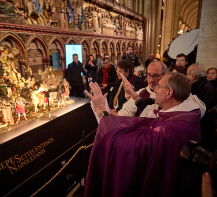 Ректор собора Нотр-Дам освящает вертеп в преддверии рождественских праздников