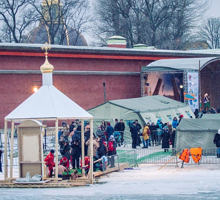 Fast drei Dutzend Schriftarten werden für Epiphany in St. Petersburg verwendet