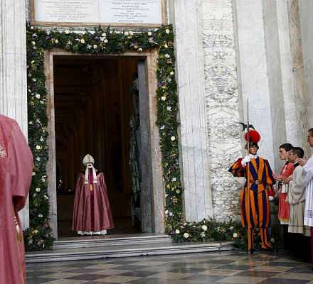 Папа Франциск открыл в Риме пять Святых врат