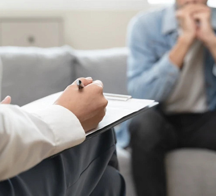 Лидеры бывших ЛГБТК на митинге в Калифорнии выступили против ограничений на консультации по "конверсионной терапии