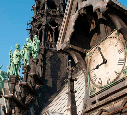 Die Uhr der Kathedrale Notre Dame wird von Meistern aus St. Petersburg restauriert