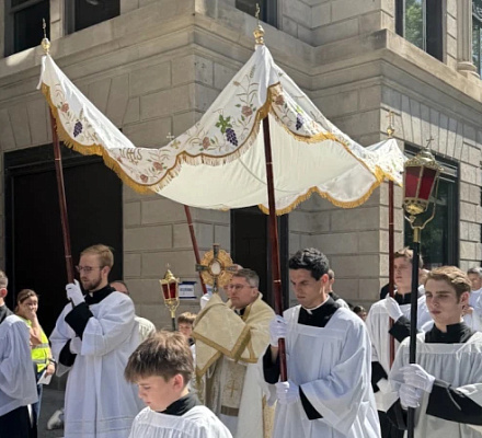 'Это привело меня сюда': Третья ежегодная евхаристическая процессия прошла в Вашингтоне.