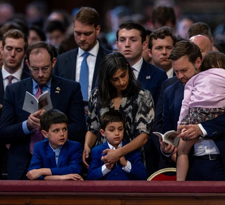 Вице-президент Джей Ди Вэнс посетил службу Страстной пятницы в Ватикане