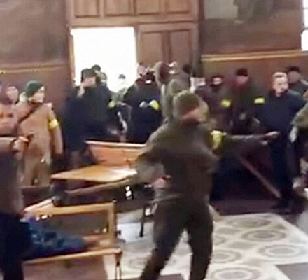 Вооруженные радикалы захватили Архангело-Михайловский собор в Черкассах