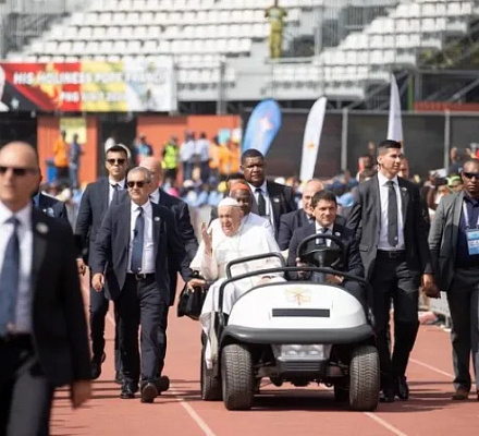 Папа Франциск высоко оценивает дух прогресса Сингапура и напоминает лидерам, что нельзя исключать слабых