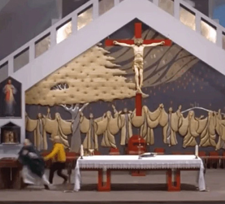 Мужчина обвиняется в нападении на священника в канадском приходе