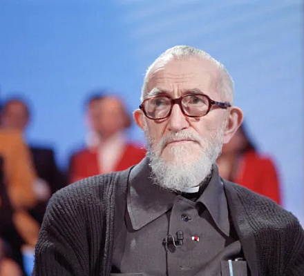 Новые обвинения в жестоком обращении с основателем Эммауса аббатом Пьером заставляют изменить название организации