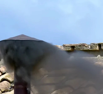 Черный дым поднимается из Сикстинской капеллы, поскольку утреннее голосование в четверг завершилось без Папы