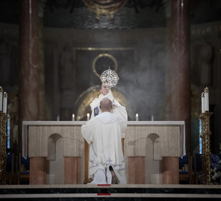 Новые переводы текстов, используемых для евхаристического поклонения, вступят в силу в декабре