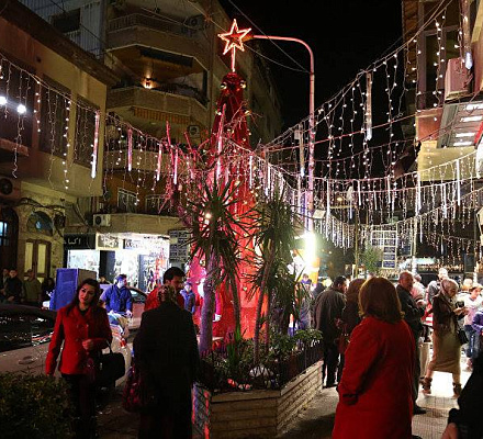 Freiwillige arrangierten einen Weihnachtsbaum für behinderte Kinder in Damaskus