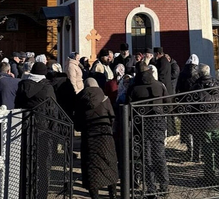 Представители «ПЦУ» при помощи полиции захватили храм Украинской Православной Церкви в Комаровцах Черновицкой области