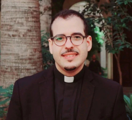 Новая книга испанского священника критически оценивает трансгуманизм