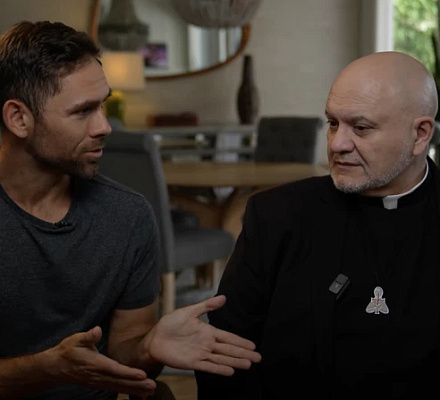 Отцу Карлосу Мартинсу предъявлено обвинение в мелком хулиганстве после инцидента в церкви