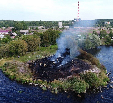 Ein alter Altar wurde unter der Asche einer verbrannten Kirche in Kondopoga gefunden