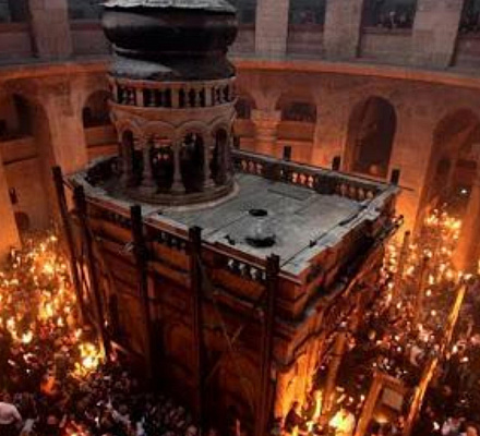 Das Wunder des Abstiegs des Heiligen Feuers in der Grabeskirche. Liveübertragung