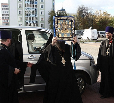 In Saransk flogen alle Objekte der WM 2018 mit einem Hubschrauber mit der Ikone der Jungfrau herum