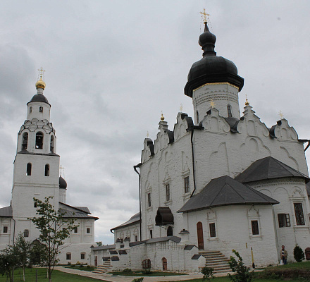 Im Reservat 'Ostrov-grad Sviyazhsk' erscheint ein Museum eines Klosters aus dem 16. Jahrhundert.