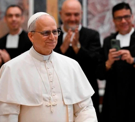 Папа Лев XIV сетует на то, что современной молодежи приходится иметь дело с "релятивизмом" и "поверхностностью