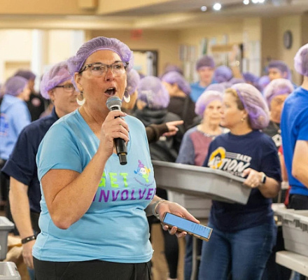 Мичиганский приход собирает 100 000 порций еды для пострадавших от стихийного бедствия на Юге