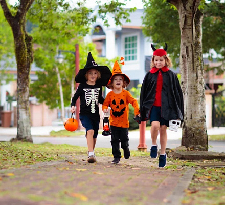 Костюмы демонов, ведьм и мертвецов открывают двери дьяволу, говорит священник