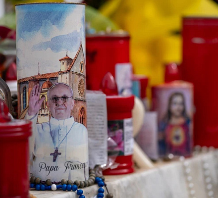 LIVE UPDATES: Состояние здоровья Папы Франциска остается "стабильным с небольшими улучшениями" в понедельник